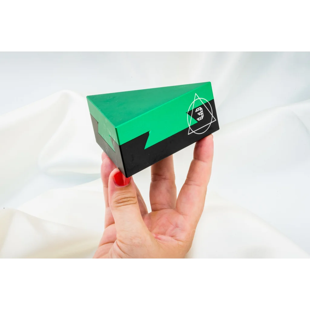A hand holding a UNLIMIT3D Cl3inod box in green and black.